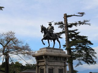 Памятник Датэ Масамунэ на горе Аоба
