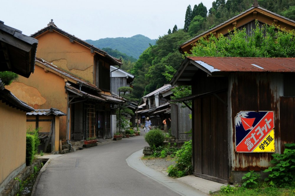 Đường phố chính tương tự như các thị trấn ở Thung lũng Kiso.