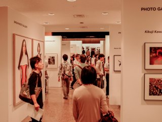 Galeri terkemuka yang berpartisipasi di Tokyo Photo termasuk: New York&#39;s Gagosian Gallery, LA&rsquo;s M+B, Paris&rsquo;s Camera Obscura dan Galerie Esther Woerdehoff, Tokyo&#39;s Taka Ishii Gallery and Tomio Koyama Gallery, dan Berlin&#39;s Camera Work