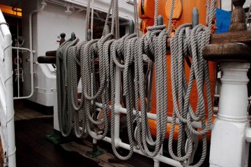 Nippon Maru, Deck detail, ropes and belaying pins