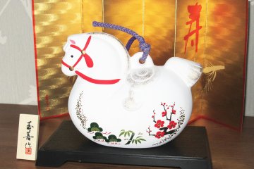 Символ года Лошадь украшен изображениями сосны, бамбука и сливы