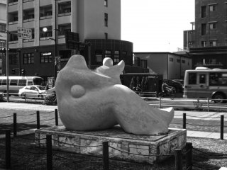 Naoko Kumasaka’s marbled Statue of Peace at the forecourt of Fujisawa City Concert Hall signals the approach to Shinbayashi Park