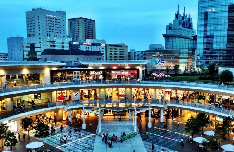 Торговый комплекс у вокзала LAZONA Kawasaki Plaza