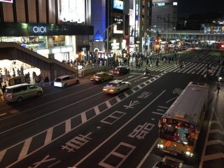 JR上野駅南口前、アメ横へつながる縞模様の横断歩道