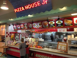 Dreaded mall food is actually pretty good when selecting Pizza House Jr.