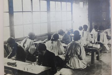 <p>ภาพถ่ายของการทำแว่นตาในดรงงานสมัยก่อน</p>