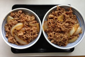 Yoshinoya&#39;s signature gyudon beef bowl dish comes in four sizes; the regular for 280 yen is on the left next to the large for 440 yen
