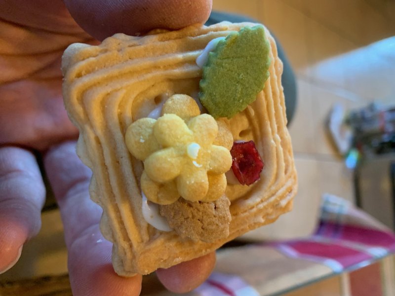 Butter cookie with fruit and flowers