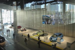 The gallery displays almost 30 kinds of cars in its beautiful, spacious glass showroom. When you find a car you like, climb into the driver’s seat and grab the steering wheel.