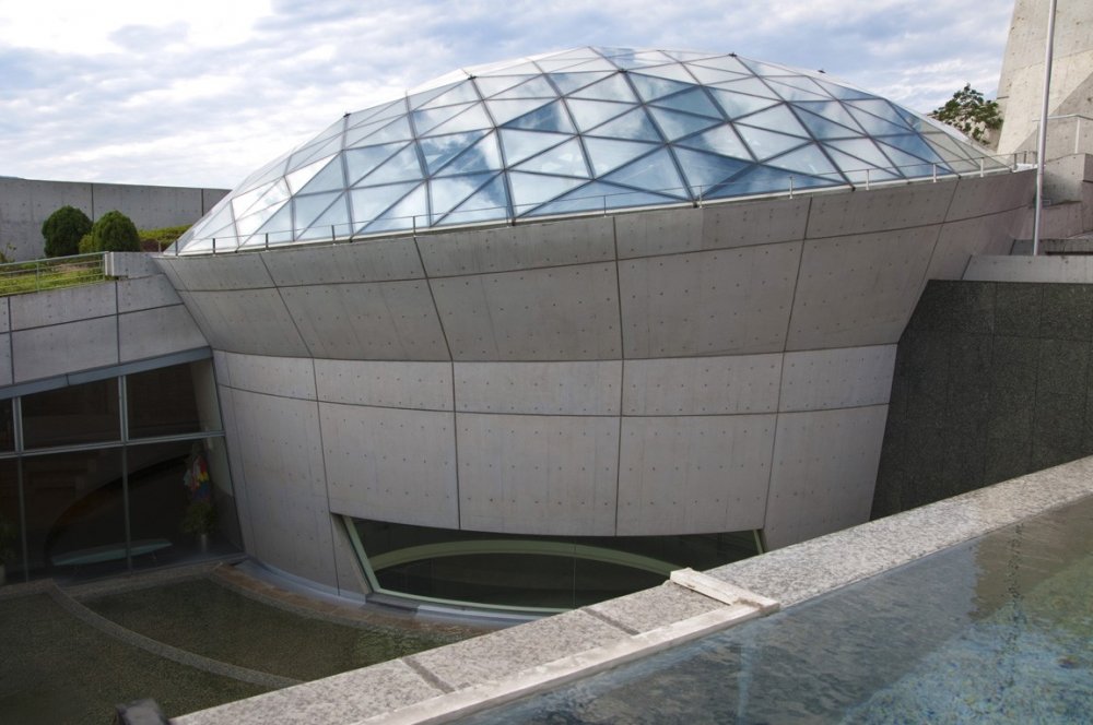 A moderna cúpula sobre o Museu da Bomba Atómica de Nagasaki