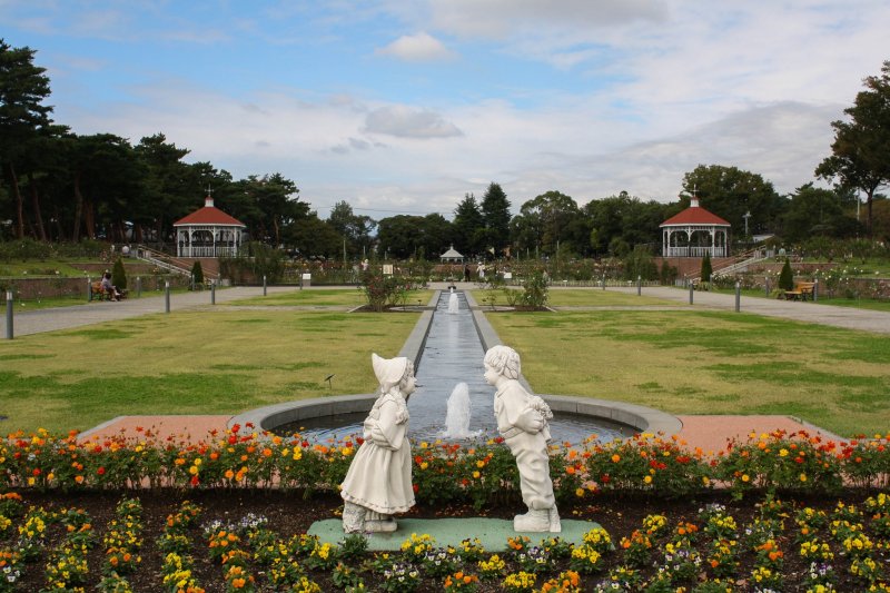 Make a romantic trip to Shikishima Park's Rose Garden