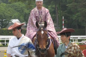 流鏑馬(やぶさめ)は日本の伝統儀式で、武士装束に身を纏った男性が乗馬しながら矢を的に射る
