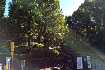ทางเข้าหนึ่งในสวนสาธารณะที่ใหญ่ที่สุดในโตเกียว Yoyogi ปาร์ค