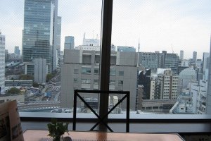 東京駅方面を臨む窓際の席。曇り空もなつかしい