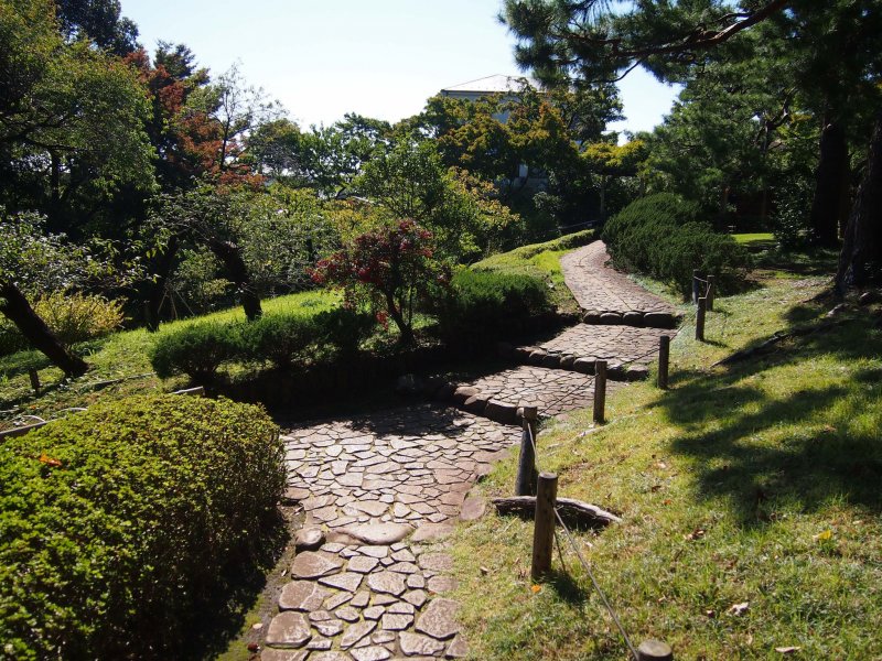 Walk on the pebble paths of the Tonogayato garden to explore the beautiful features of the landscape garden.
