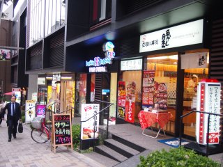 ร้านอาหารมีให้เลือกมากมายบนถนนหลักของคะกุระสะกะ
