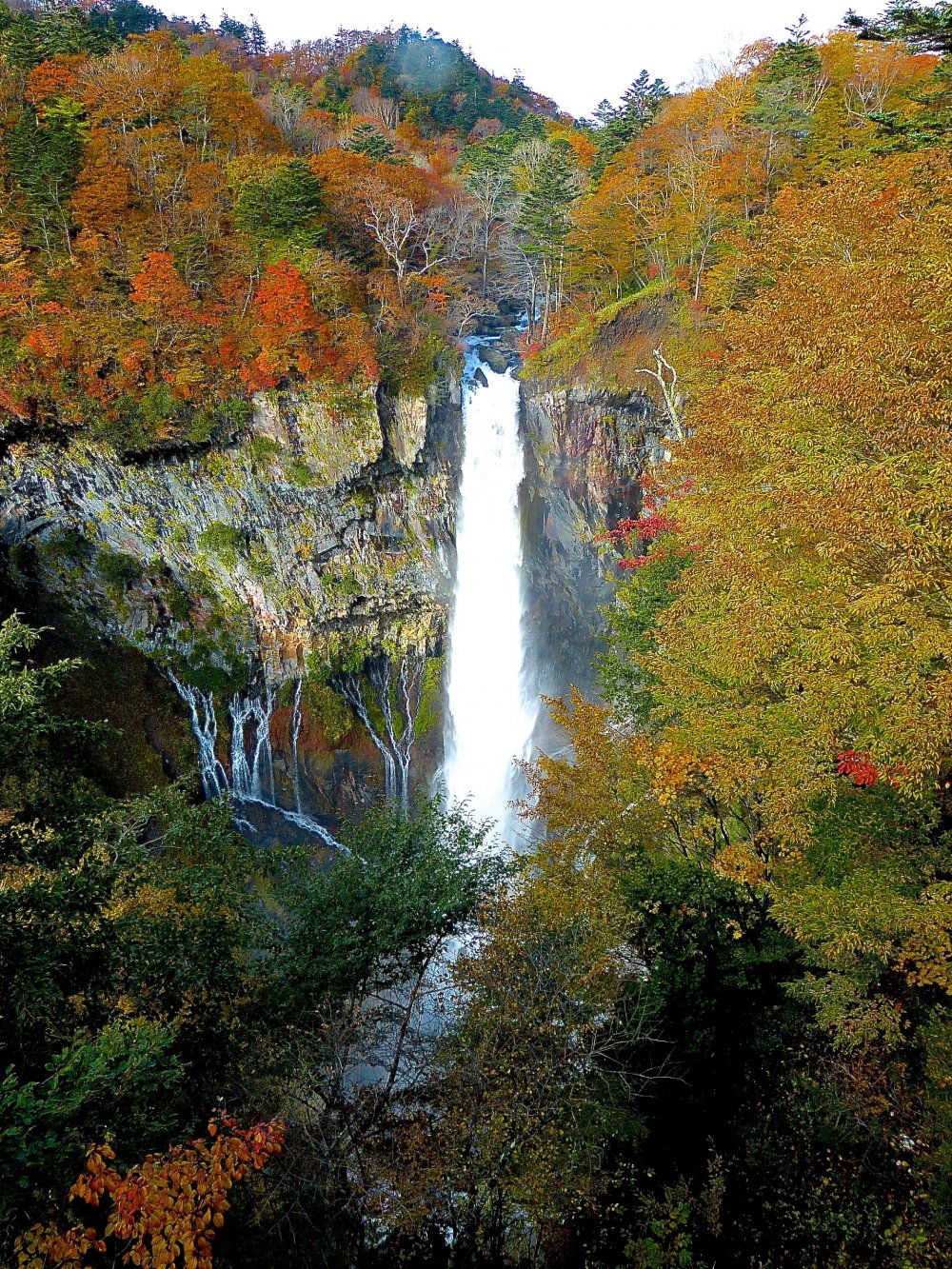 Les chutes Kegon-no-taki en automne