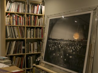 Bức tranh trang trí vô cùng thích hợp với không gian tiệm sách
