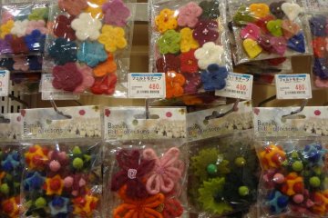 I thought a small package of felt motif flowers would be a good match for my winter clothes, hat, or bag.