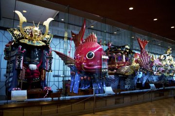 Самая популярная Хикияма в виде красного леща. Во время фестиваля можно найти много сувениров в виде этой рыбы
