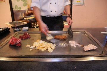 <p>The best teppanyaki chefs are able to serve each part of your meal at the same times, while others serve each course piecemeal</p>