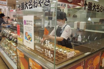 На цокольном этаже Seibu продаются вкусные пирожные