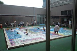 In July and August, little kids can splash and play with water toysin a paddling pool in the courtyard of the museum