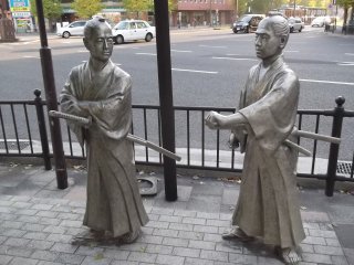Hai samurai địa phương thảo luận về tương lai của Nhật Bản