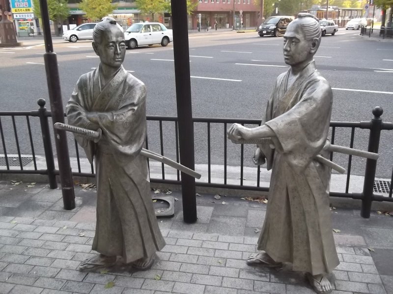 두 지역의 사무라이는 일본의 미래에 대해 토론한다