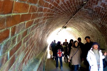 경사 철도 "인클라인" 아래의 네지린보 터널