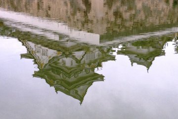 <p>Reflections of Kishiwada Castle on the moat</p>