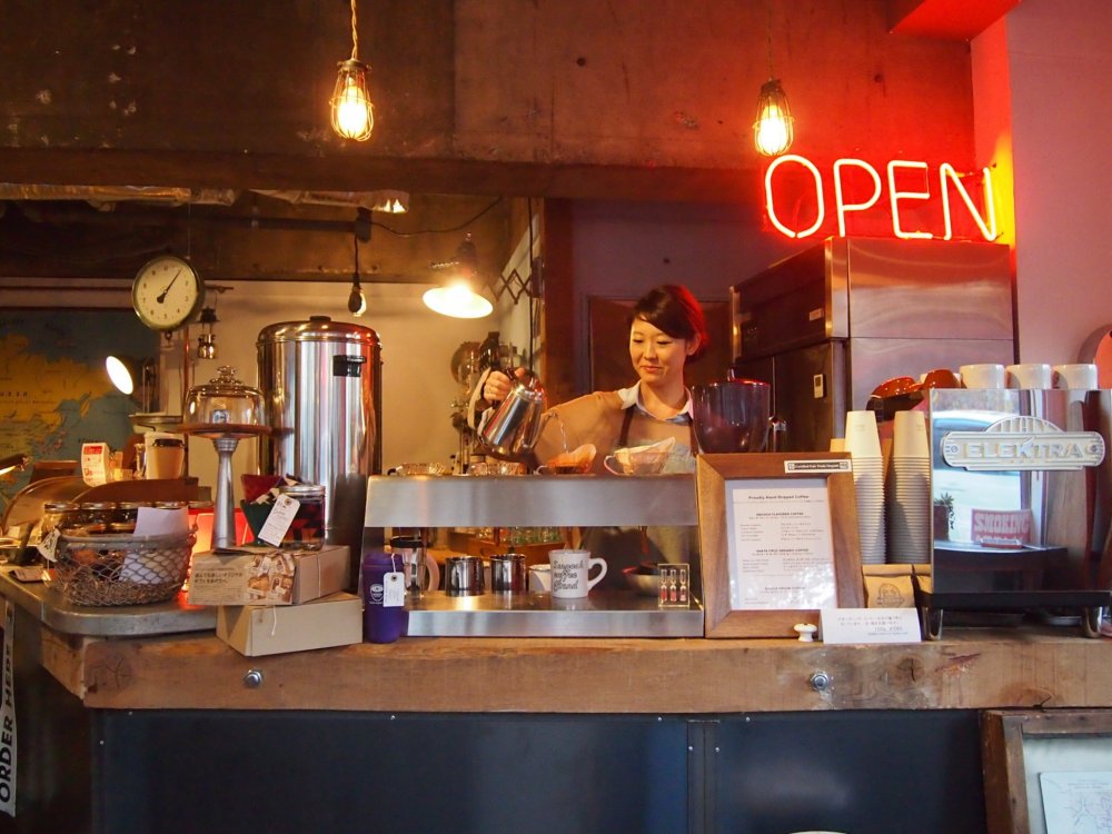 스무치는 커피와 몬스터 쿠키를 전문으로 하는 캘리포니아 컨셉 카페다