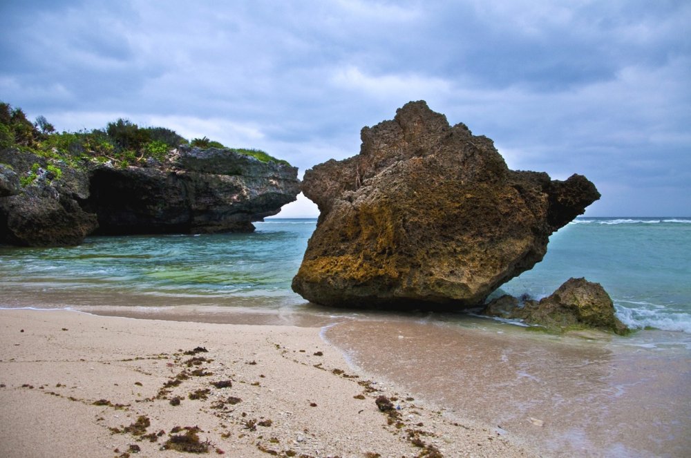 Những khối đá lớn nằm xung quanh một vài dải cát xác định của Biển Sesoko