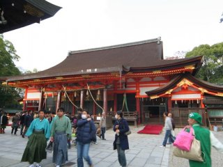 八坂神社是全國約三千座八坂神社之總本社，難怪這麼多參拜者。
