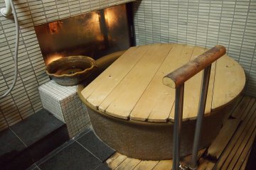 <p>The ceramic bath in Sawanoya Ryokan. There is also a hinoki bath.&nbsp;</p>