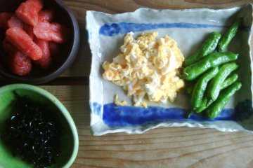 เม็นไทโกะ (ไข่ปลาหมัก) ไข่ และผักดองที่มิฟุเนะ