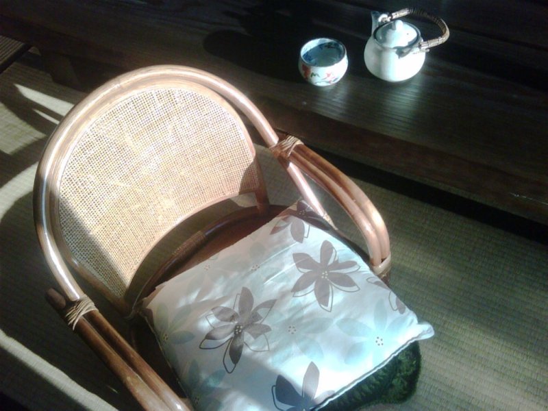<p>御船でお気に入りの籐椅子に座りお茶を飲んでくつろぐ</p>