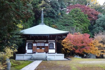 <p>A small neighbouring pavilion in autumn</p>