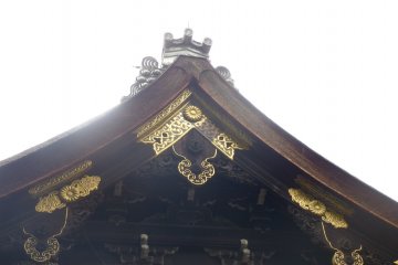 <p>Gold motifs on a roof</p>