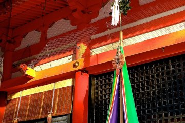 <p>A colorful&nbsp;shrine</p>