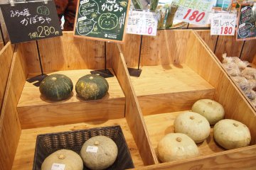 <p>HOGAR&nbsp;Farmer&#39;s Market sells excellent fresh, seasonal produce. As I visited in late autumn, there were many pumpkins.&nbsp;</p>