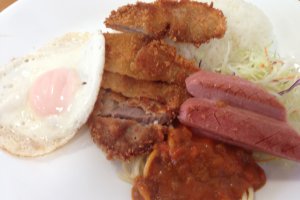 This is the C Set for 550 yen. It includes soup, salad, rice, pork cutlet, egg, sausage and spaghetti