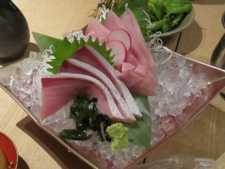 Fresh yellowtail sashimi. Tasty! There are big plates with various kinds of sashimi called Gold Cup (for 3 persons/1,980 yen), and Silver Cup (for 2 persons/1,480 yen)