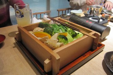 "아침에 먹는 야채와 특제 닭쯔쿠네 찜"1인분 930엔, 2~3인분 1,680엔. 지역산지 직송 야채가 신선하다.