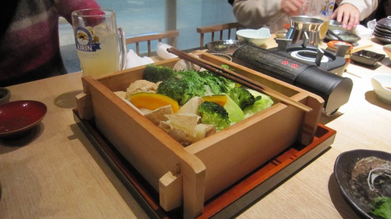 "아침에 먹는 야채와 특제 닭쯔쿠네 찜"1인분 930엔, 2~3인분 1,680엔. 지역산지 직송 야채가 신선하다.