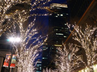 Illumination behind the Marunouchi Building starts in the afternoon at&nbsp;5 p.m.