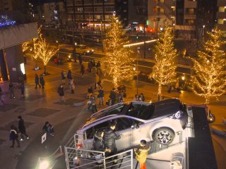 Những ngọn đèn ở trung tâm thương mại Solamachi. Subaru đã đưa ra một màn trình diễn của mẫu Forester mới nhất. Bạn có thể ngồi trong chiếc xe hơi bị nghiêng 50 độ và nhìn lên tháp Skytree.