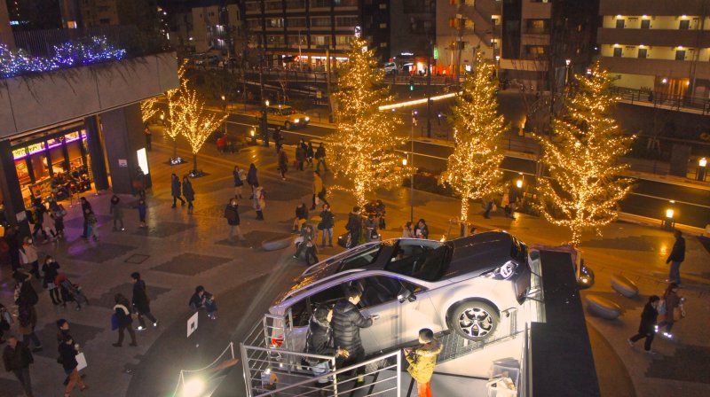 <p>แสงสีที่โซลามาจิ มอลล์ ซูบารุได้นำรถรุ่นใหม่ Forester มาจัดแสดงด้วย คุณสามารถเข้าไปนั่งในรถที่เอียงอยู่ 50 องศา และชมหอคอยสกายทรี</p>