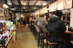 店内奥にある利き酒用のカウンター。酒だけでなく肴も京漬物や湯豆腐といった京都ならではの本格的なものが用意されている