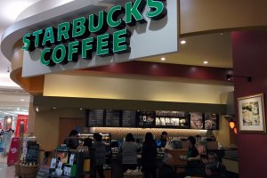 Le caf&eacute; Starbucks du centre commercial Aeon &agrave; Shimotsuma